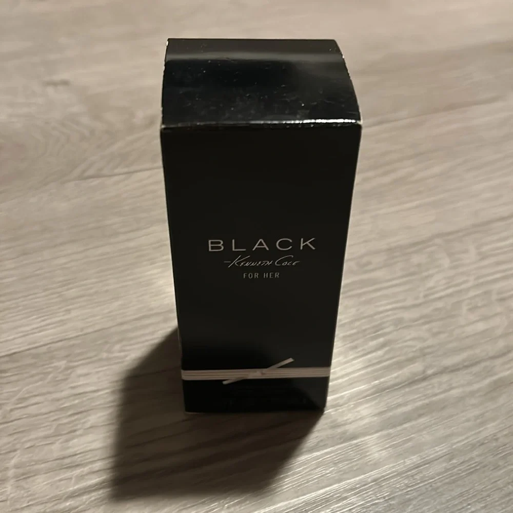 BLACK BY KENNETH COLE